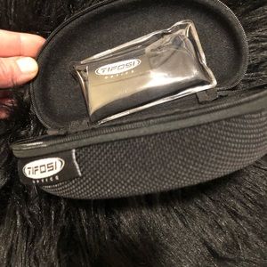 Tifosi sunglasses case w cloth. Brand new .